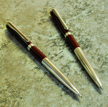 Load image into Gallery viewer, Model 07 Dara - Maroon Ballpoint